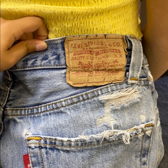 Vintage distressed Levi’s denim shorts - Picture 5 of 8